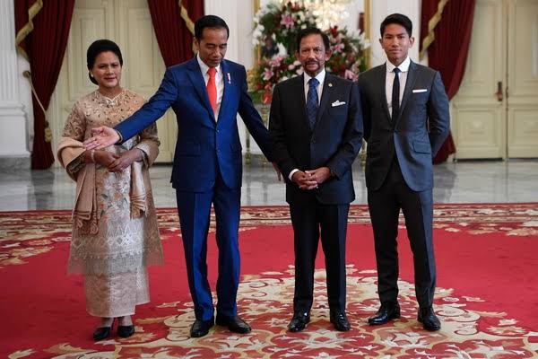 Hadiri Nikahan Pangeran Mateen di Brunei, Jokowi Bawa Oleh-Oleh Rp 7 ...