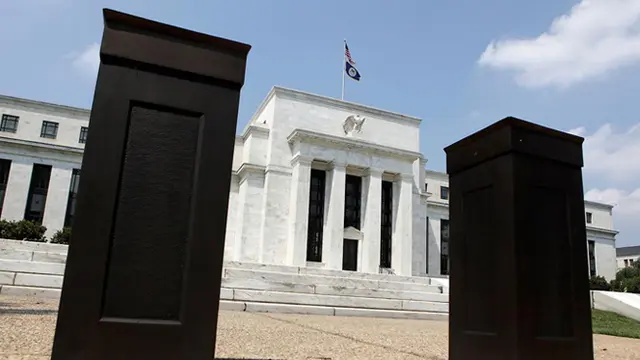 The Fed Tahan Suku Bunga 4,25%-4,5% Untuk Mei 2025