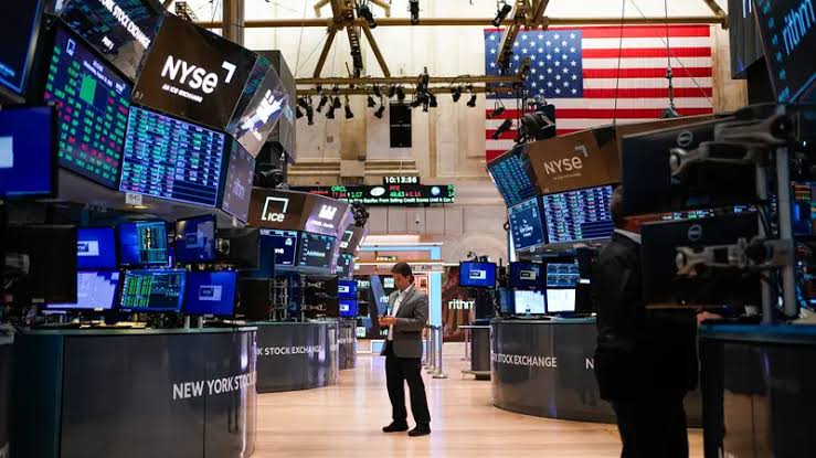 Wall Street Cetak Rekor Tertinggi, S&P 500 Tembus 6.200 Didukung Saham Teknologi dan Spekulasi Pemangkasan Suku Bunga