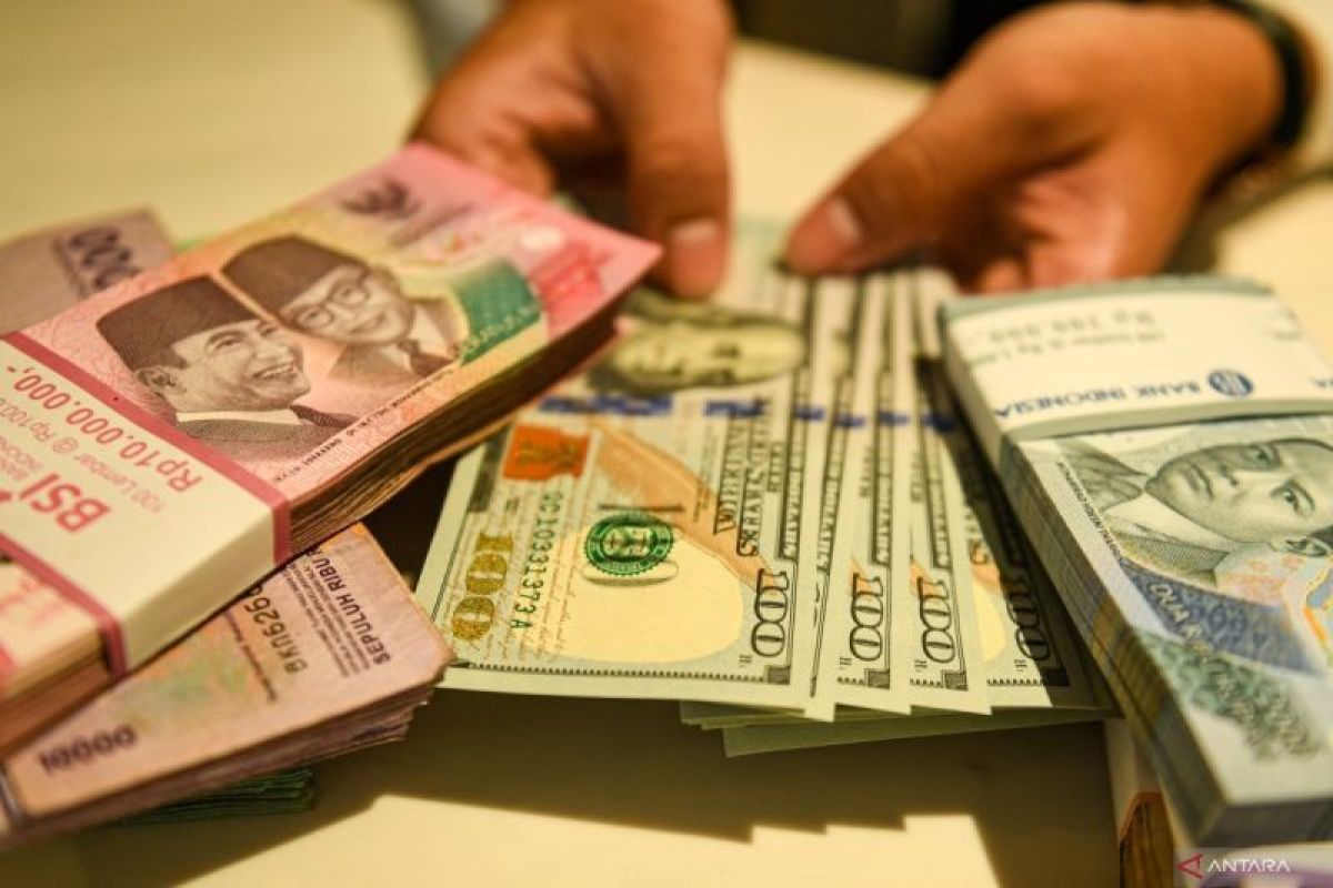 Rupiah Melemah Setelah Trump Pecat Pejabat The Fed