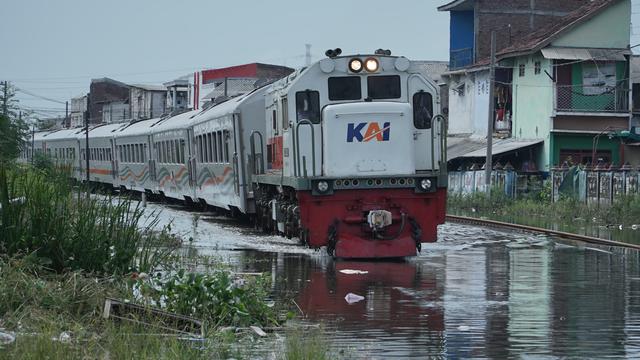 Kereta Batal karena Banjir di Semarang, Penumpang Dapat Pengembalian Uang 100%