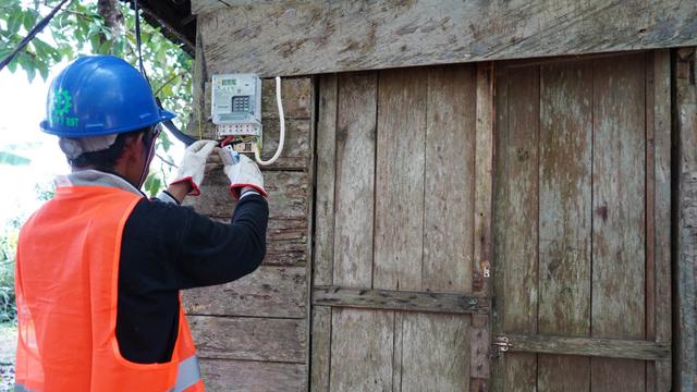 Warga Miskin di Banyuwangi Dapat Listrik Gratis