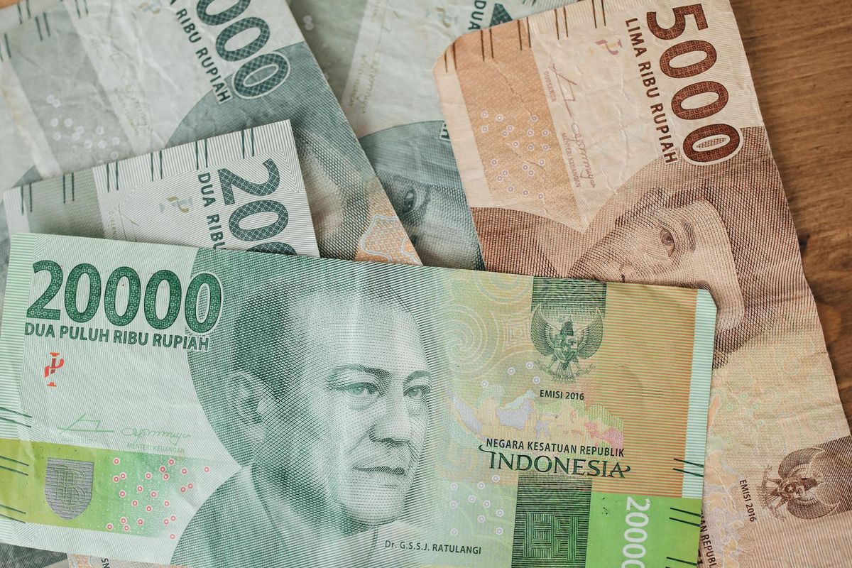 Rupiah Melemah ke Rp 17.000 per Dolar AS di Pasar Luar Negeri, Tekanan dari Faktor Global Meningkat