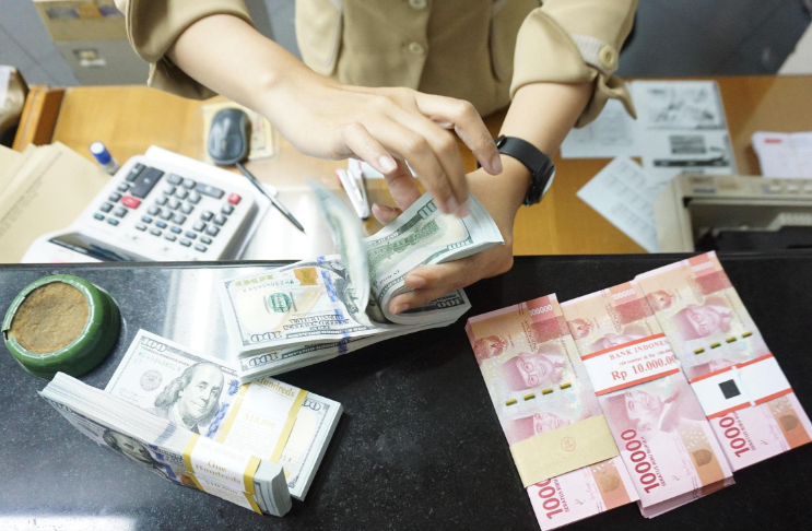 Rupiah Masih Lemah, Dolar AS di Bank Besar Tetap di Kisaran Rp17.000