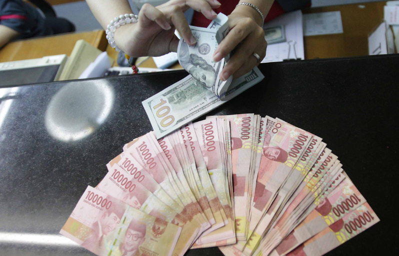 Rupiah Melemah terhadap Dolar AS, Tertekan Prospek Obligasi