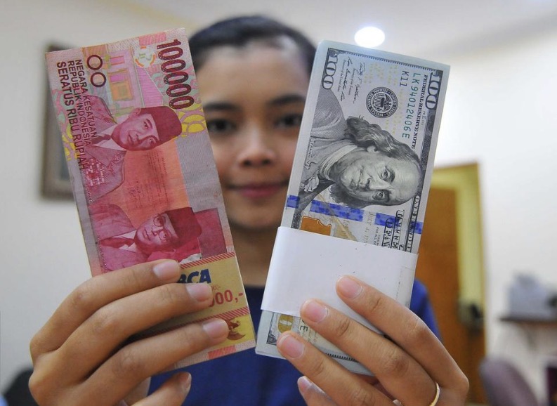 Rupiah Diprediksi Melemah di Awal Pekan Saat Dolar AS Tetap Kuat