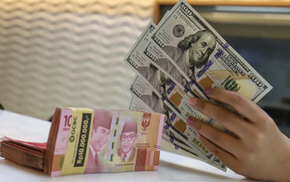 Tekanan Global Bikin Rupiah Terancam Melemah ke Rp18.000