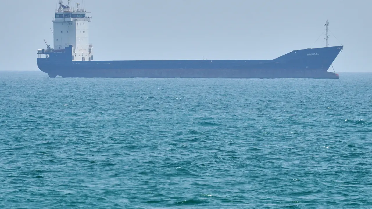 Kapal yang Melintasi Selat Hormuz Berpotensi Kena Tarif 20% dari Trump