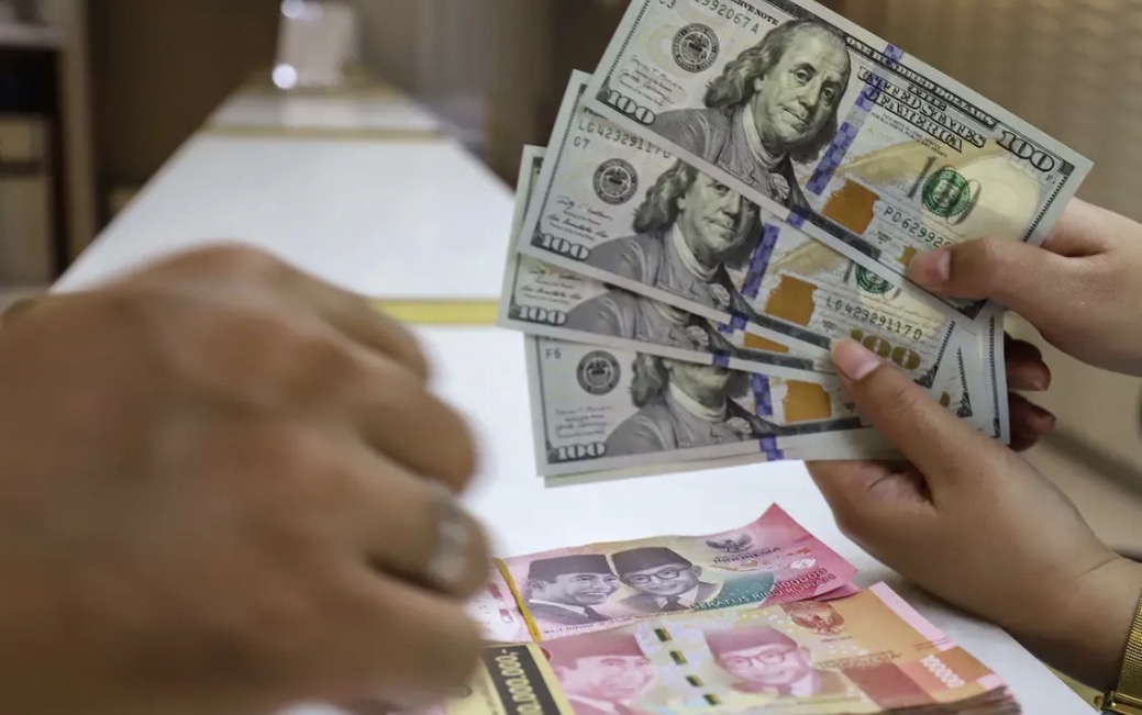 Rupiah Melemah terhadap Dolar AS di Tengah Lonjakan Harga Minyak