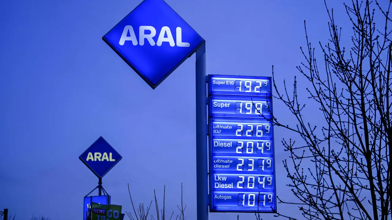 Harga Minyak Anjlok Hampir 5%, Apa yang Memicu Penurunan Ini?