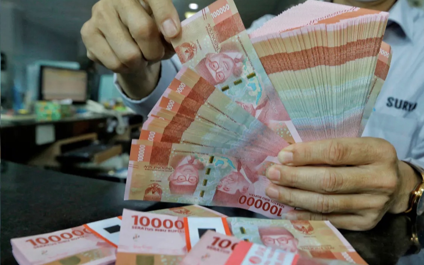 Rupiah Dibuka Melemah ke Rp17.935 per Dolar AS, Simak Proyeksi Pergerakannya Hari Ini